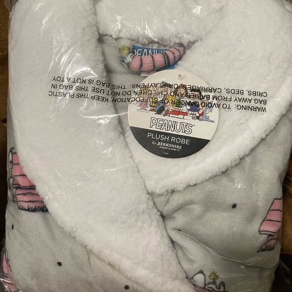 Berkshire Peanuts Snoopy Plush Robe with Pocket - Gray with Pink Doghouses - Picture 1 of 7